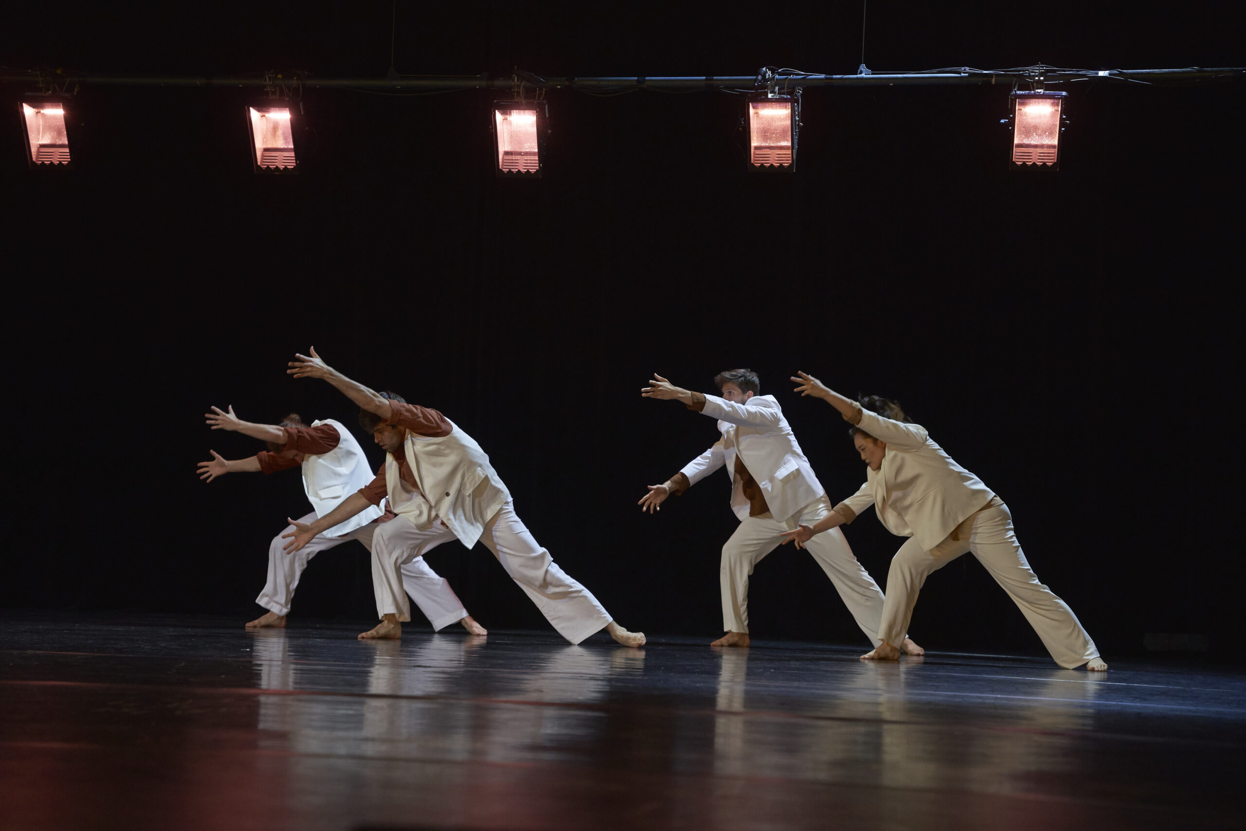 Dance: Stsiapan Hurski, Julius Olbertz, Darko Radosavljev, Jihee Kim | Photo: Johannes Hoer